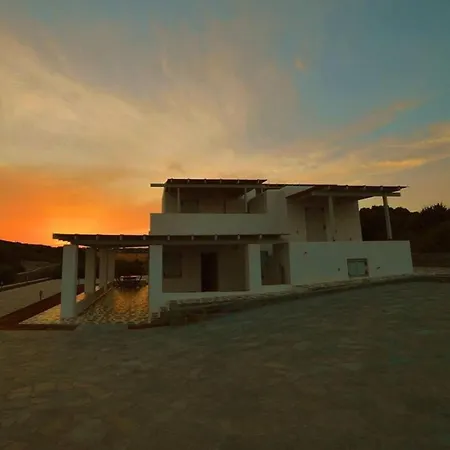 Coral With 4 Bedrooms In Paros